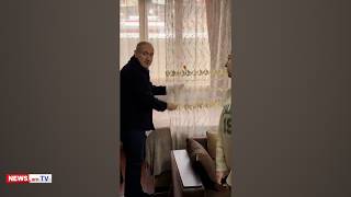 Փաշինյանը Մեղրիում Հայաստանի դրոշը փակցրեց զոհվածի տանը՝ վարագույրի վրա