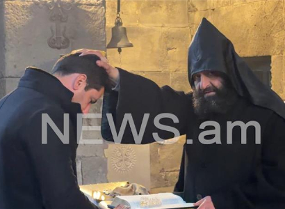 Հայր Միքայելն օրհնում է Տաթև եկած ՔՊ-ականներին