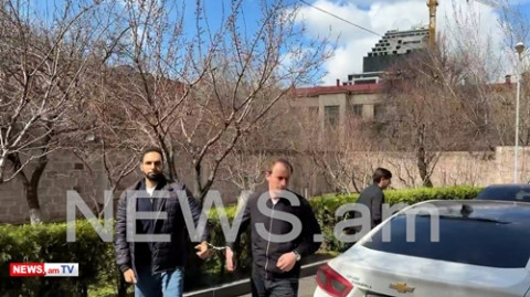 Ձեռնաշղթաներով քննչական վարչություն տեղափոխեցին 18-ամյա երկվորյակ եղբայրներին. բացառիկ