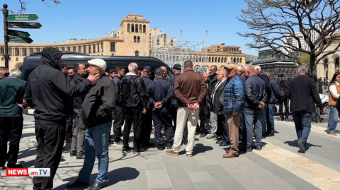 Պահանջում ենք մեր երեխեքի վրա էլ ազդի ծառայության 1.5 տարի ժամկետը.ծնողների ակցիան կառավարության մոտ