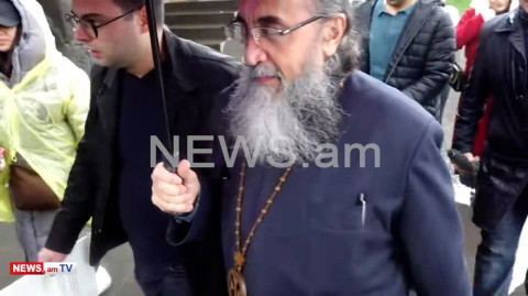 Քաղաքական գործընթացներին հետեւո՞ւմ եք. հարց Միքայել Սրբազանին