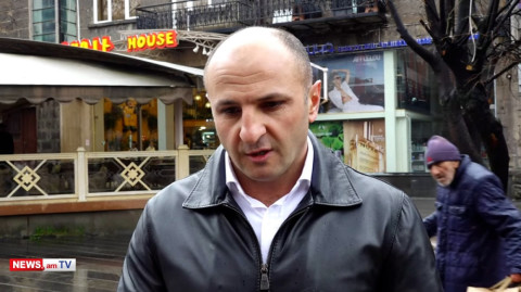 Յոթ Վերքի մուտքի մոտ ստորագրահավաք է անցկացվում՝ Միքայել Սրբազանին տնային կալանքից ազատելու համար