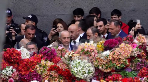Ռոբերտ Քոչարյանը կնոջ ու թոռնիկի հետ այցելել է Ծիծեռնակաբերդ՝ հարգանքի տուրք մատուցելու զոհերի հիշատակին