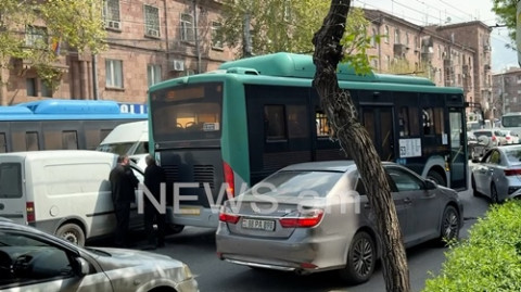 Գարեգին Նժդեհ փողոցում «Օպելը» բախվել է 53 համարի ավտոբուսին. խցանում է առաջացել