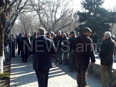 «Կենտրոն մաքրության» աշխատակիցները նախագահականի մոտ սպառնում են ճանապարհ փակել