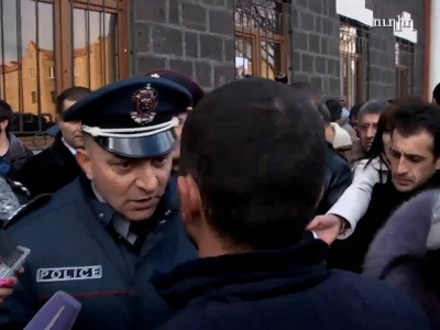 Քաշքշուկ Գյումրիում ոստիկանների եւ ակտիվիստների միջեւ
