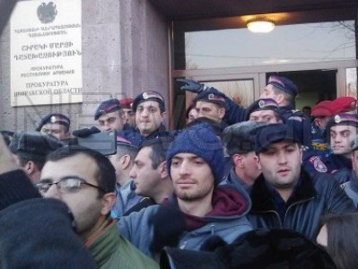 Ցուցարարները քարեր են նետել Գեւորգ Կոստանյանի ուղղությամբ