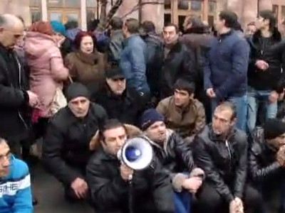 Առեւտրականներից մի քանիսը նստացույց են սկսել կառավարության առջեւ