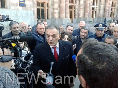 Գագիկ Բեգլարյանը խոսեց կառավարության առջեւ բողոքող՝ տաքսու վարորդների հետ