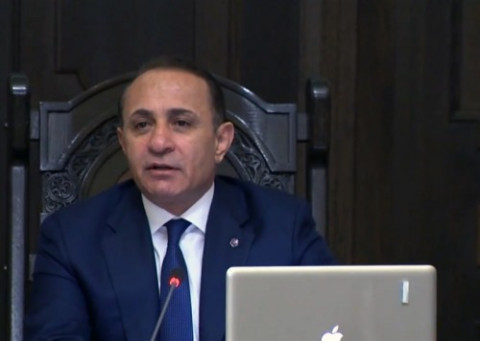 Հովիկ Աբրահամյանը գրքեր է նվիրել նախարարներին