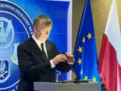 Լեհաստանի Պնախարարը, որը լամպը շփոթել է խոսափողի հետ, համացանցի հիթ է դարձել