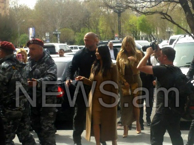 Քիմ Քարդաշյանը կառավարությունում հանդիպում է Հովիկ Աբրահամյանի հետ