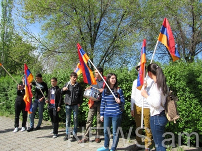 Երեւանում երթի մասնակիցներին թույլ չտվեցին թմբուկներ զարկել. մեկին տարան ոստիկանություն