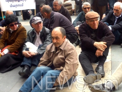 «Նաիրիտ» գործարանի աշխատակիցների նստացույցը կառավարության շենքի դիմաց
