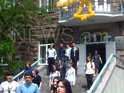 Ինչպես են Երեւանում շրջանավարտները տոնում Վերջին զանգը