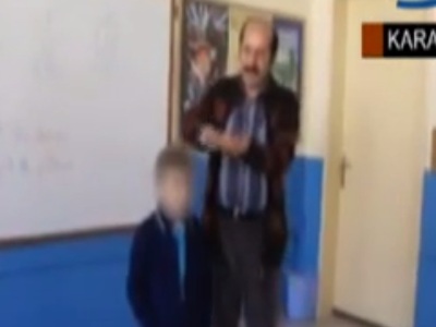 Թուրքիայում դպրոցի տնօրենը լավ սովորող աշակերտների գլխին փող է շաղ տալիս