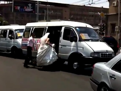 Օրիգինալ հարսանիք Երեւանում. 70 համարի երթուղայինը՝ հարսանեկան մեքենա
