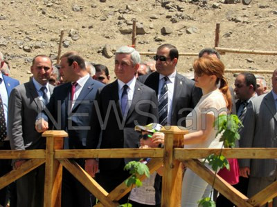 Երեւանի Կենդանաբանական այգու բացմանը նախագահը եկել էր դուստրերի եւ թոռնիկների հետ