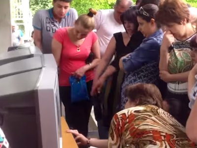 Դիմորդների ծնողները դժգոհ են քննակենտրոններում տեղադրված մոնիտորներից