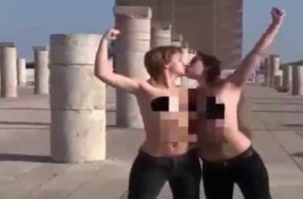Femen-ի ակտիվիստուհիները կիսամերկ համբուրվել են Մարոկոյի մզկիթներից մեկում՝ ի նշան բողոքի