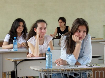 Դիմորդները` հայոց լեզվի քննությունից առաջ եւ հետո