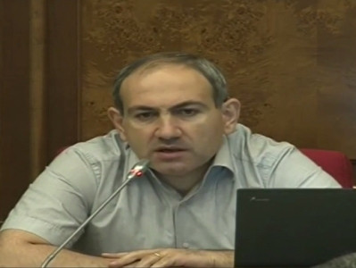 Հոսանքի թանկացման մասին խոսելիս Գալուստ Սահակյանը անջատեց Փաշինյանի խոսափողը
