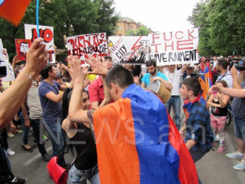 Ցուցարարները երգում ու պարում են Բաղրամյան պողոտայում
