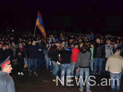 Հոսանքի թանկացման դեմ պայքարող գյումրեցիները աղոթում են Սուրբ Հակոբ եկեղեցու բակում