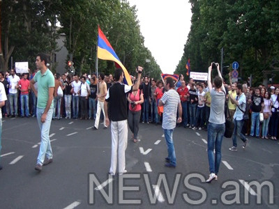 Մարդիկ փակել են Մաշտոցի պողոտան