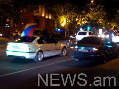 Մաշտոցի պողոտայով անցնող մեքենաները ազդանշաններով միանում են ցուցարարներին