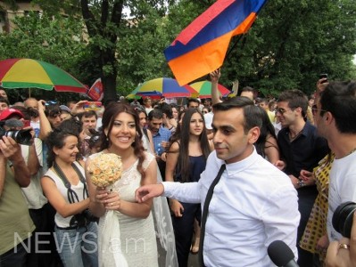 Հարսն ու փեսան միացան Բաղրամյան պողոտայի ցուցարարներին