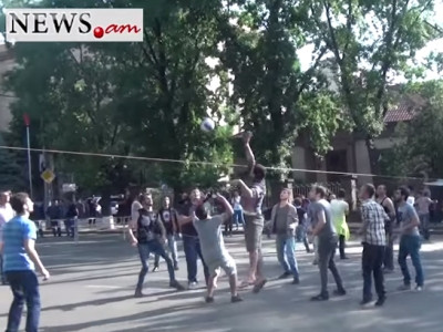 Ցուցարարները վոլեյբոլ եւ ֆուտբոլ են խաղում Բաղրամյան պողոտայում