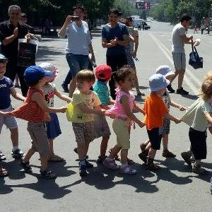 Երեխաները երգելով պտույտ տվեցին Բաղրամյան պողոտայում