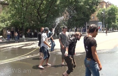 Բաղրամյան պողոտայում ցուցարարների նկատմամբ «մինի ջրցան» կիրառեցին