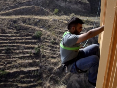Էքստրիմի սիրահար հայ երիտասարդը ցատկում է կամրջից