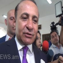 Հովիկ Աբրահամյանը պատասխանում է լրագրողների հարցերին