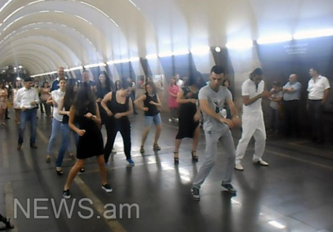 Ֆլեշմոբ երեւանյան մետրոյում. ուղեւորներին  լատինամերիկյան պարեր սովորեցրին
