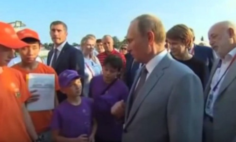 Պուտինը 11-ամյա տղային բացատրում է, թե ինչու է արժեզրկվում ռուբլին