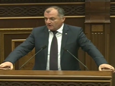 Բա շուռ չգա՞ս, ասես, ա՛յ խելոք, խմբակցությունդ փորձիր ղեկավարես. Գագիկ Մելիքյանը` Լեւոն Զուրաբյանին
