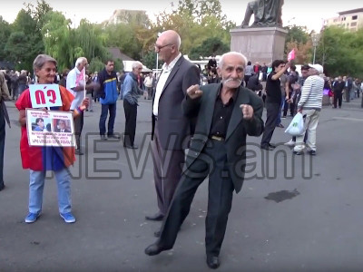 No comment. Ռոքասեր պապիկը