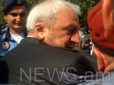 No comment. Ինչպես էին փորձում բերման ենթարկել պատգամավոր Արամ Մանուկյանին