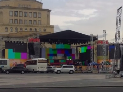 Հանրապետության հրապարակում Երեւանի տոնի համերգի բեմը պատրաստ է. երգիչները սկսել են փորձերը