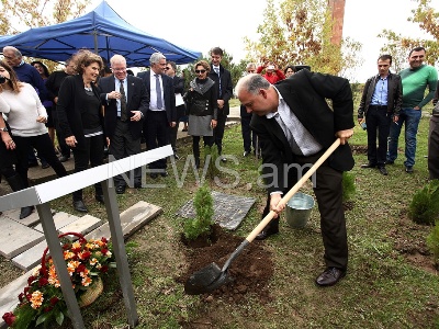 Փարաքարի հիշատակի պուրակում ՀՀ-ում ԱՄՆ առաջին դեսպանի հիշատակին ծառեր տնկեցին