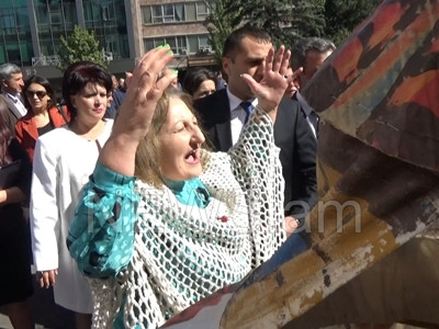 No comment. Սյունիքի տաղավարը բանաստեղծություն նվիրեց Հովիկ Աբրահամյանին