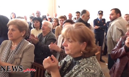 Ցմահ դատապարտյալ Սողոմոն Քոչարյանին ազատելու որոշումն ընդունվեց ծափողջույններով