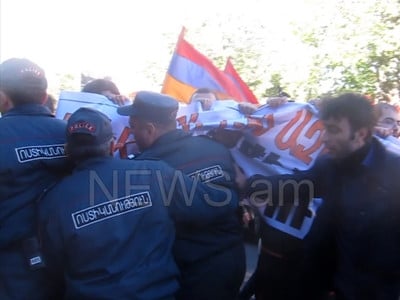 Վանաձորում բախում տեղի ունեցավ «Նոր Հայաստանի» եւ ոստիկանների միջեւ