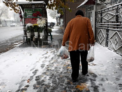 Ցեխաջուր, սահող փողոցներ ու աստիճաններ. առաջին ձյունը Երեւանում