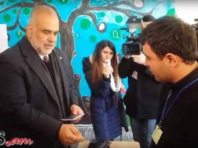 Րաֆֆի Հովհաննիսյանը քվեարկության ժամանակ ցուցադրաբար պատռում է քվեաթերթիկը