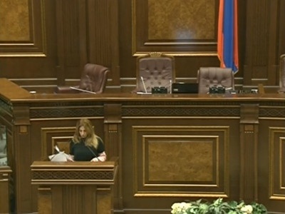 Չեմ կարող ձեզ գրկել. Շարմազանովը 5 րոպե չէր կարողանում Փոստանջյանին ամբիոնից հեռացնել