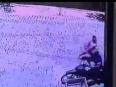 Կինը սառած հավով պաշտպանվում է գողից